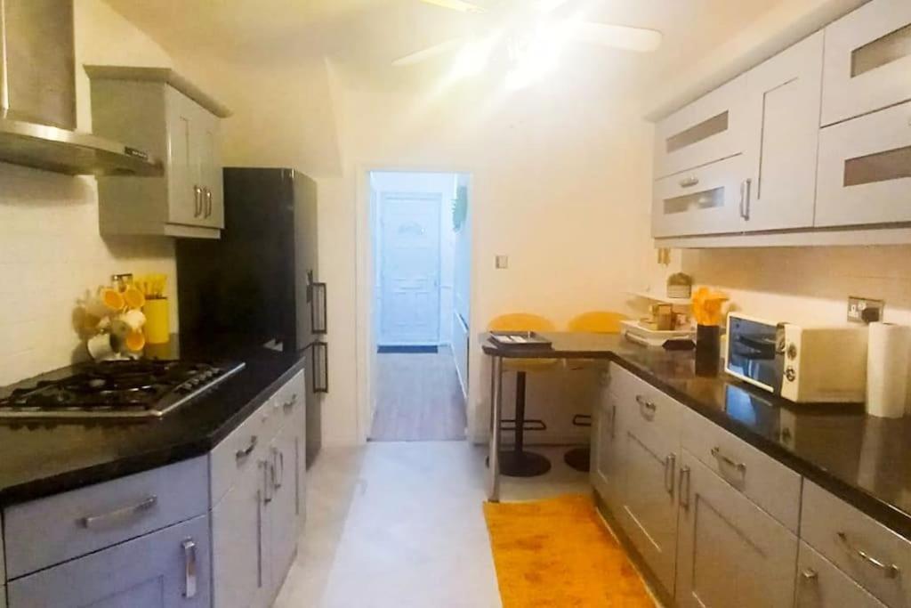Golden Plush - Beautiful Luxury 3 Bed House In Holiday home Leicester