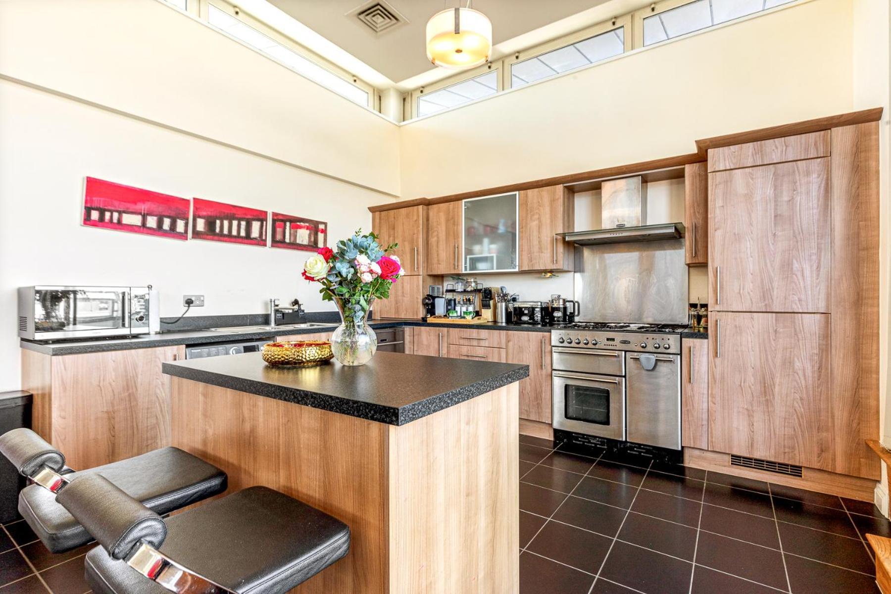 Centre Luxury Penthouse With Balcony, Terrace & Free Parking *