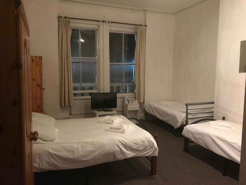 Victoria Hotel 3*