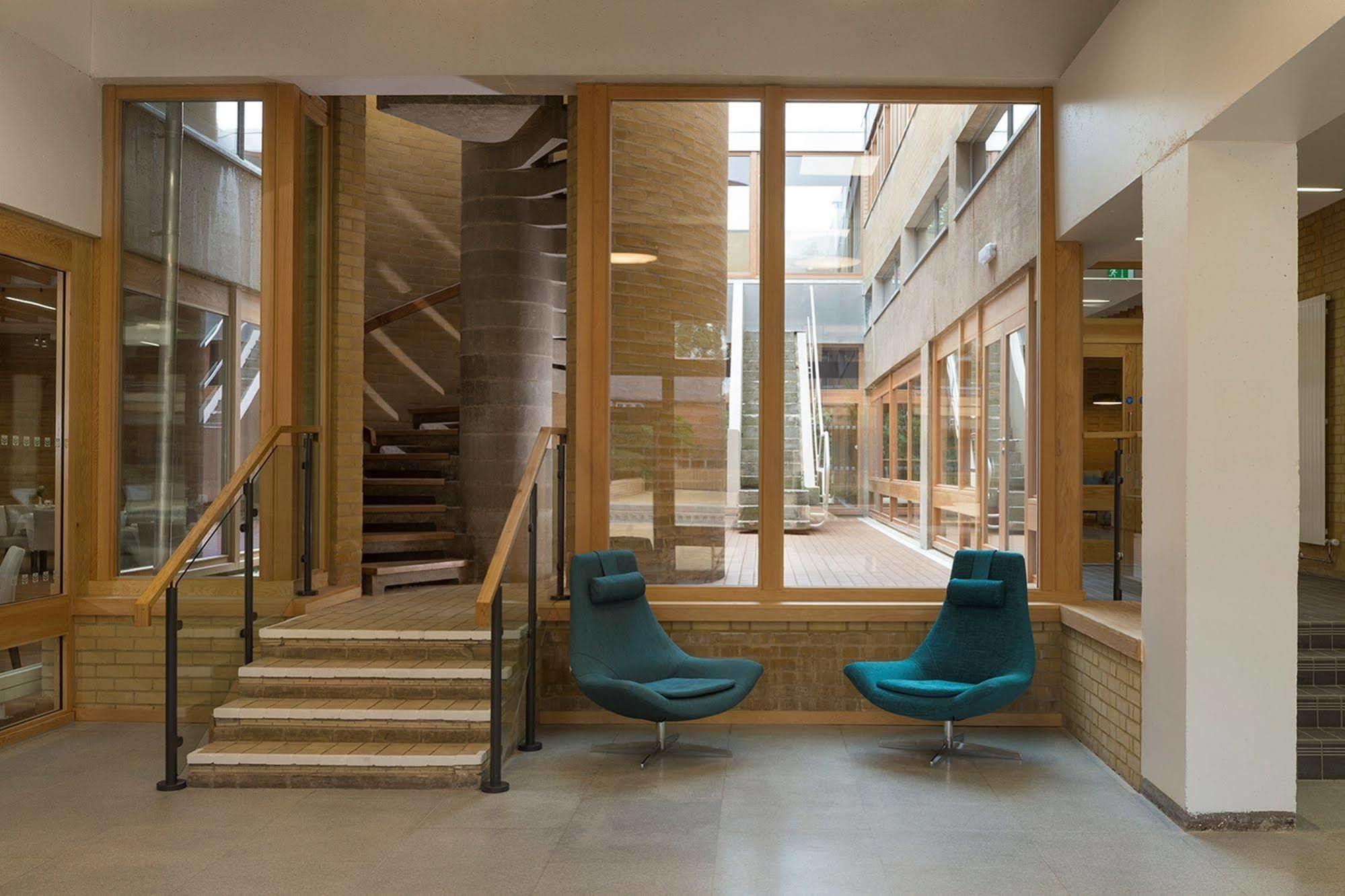 College Court 3*